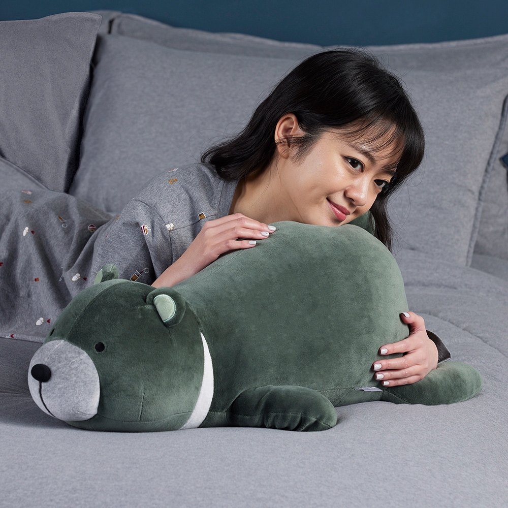 黑熊趴姿抱枕-夜幕綠產品圖